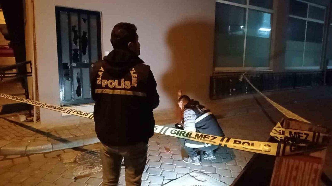 Denizli'nin Pamukkale ilçesinde, motosikletli iki saldırgan, bir spor salonuna tüfekle