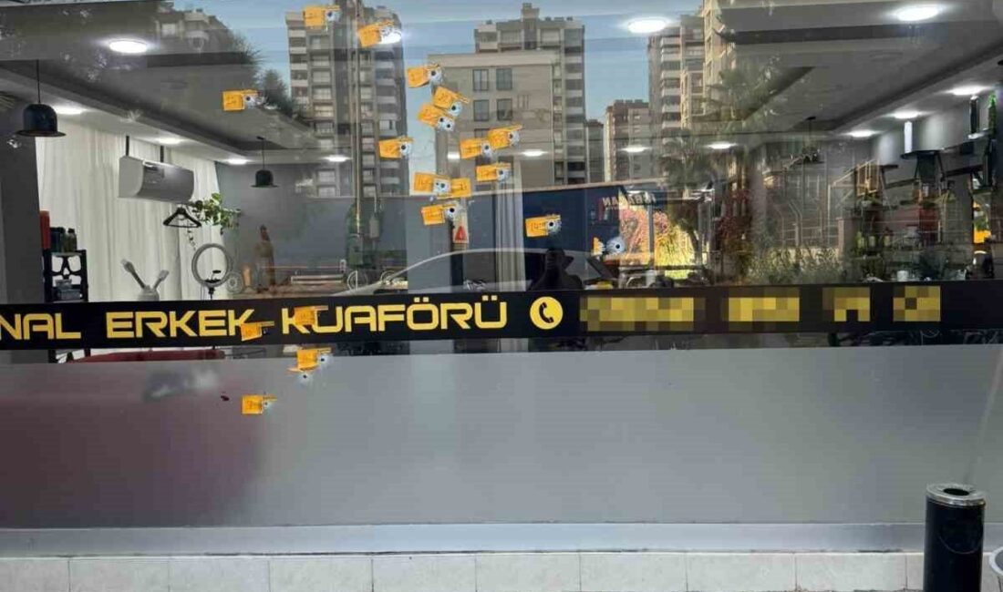 Adana'nın Seyhan ilçesinde motosikletli iki kişi, kapalı bir berber dükkanına