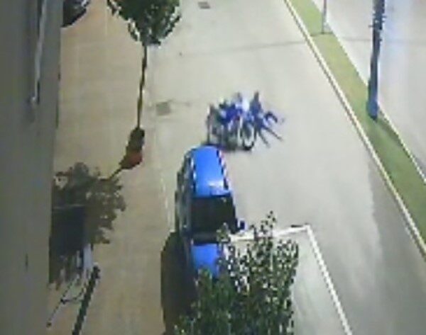 Antalya'nın Muratpaşa ilçesinde, virajı alamayan bir motosiklet sürücüsü, devrildikten sonra