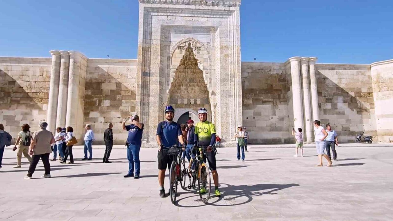 MS hastalığına sahip 35 yaşındaki Mustafa Erol Gökçe, Konya'dan bisikletle