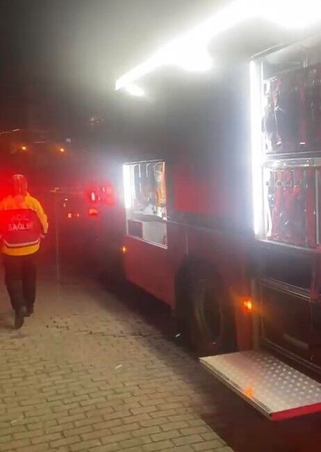 Mudanya’da Uyuşturucu Kullanıcıları Yangın Çıkararak Apartman Sakinlerini Korkuttu Bursa'nın Mudanya ilçesindeki Güzelyalı Mahallesi'nde F.K., uyuşturucu etkisiyle aynı apartmanda