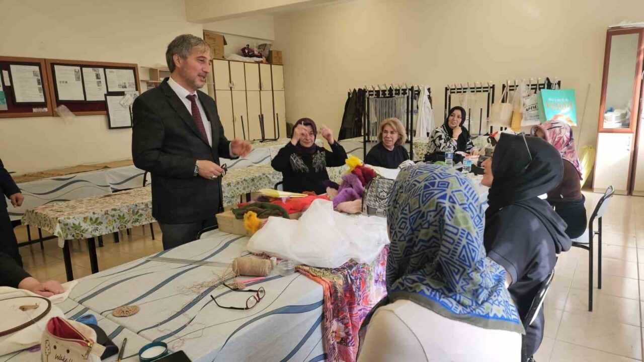 Kütahya İl Milli Eğitim Müdürü Mustafa Yılmaz, Halk Eğitimi Merkezinde