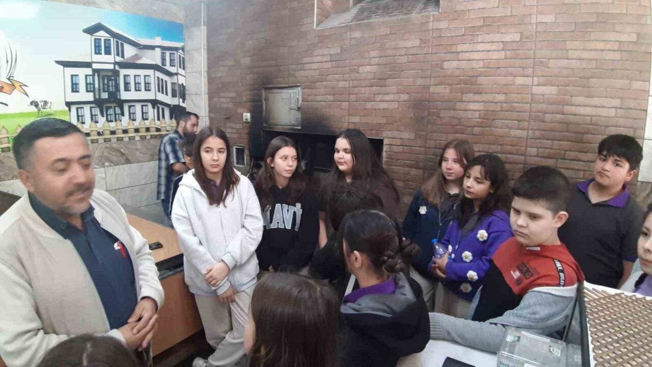 Mudurnu'da öğrenciler, taş fırında ekmek yapımını öğrenerek fırıncılık mesleğini tanıma