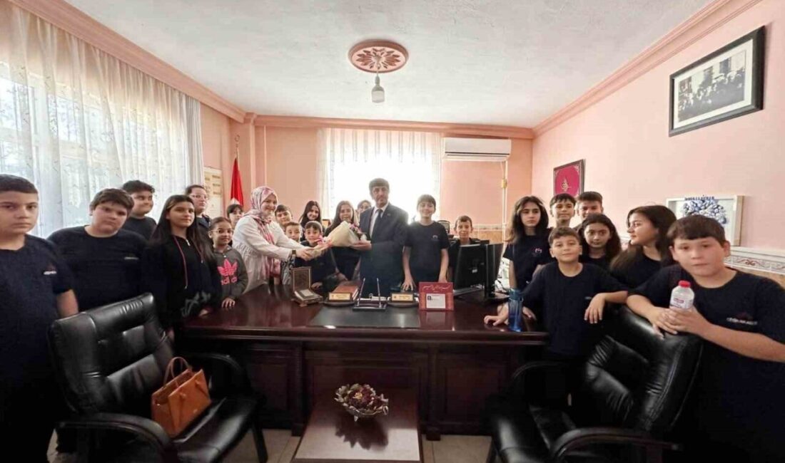 Anamur'da öğrenciler, Din Kültürü Öğretmeni Evrim Tuna ve Matematik Öğretmeni
