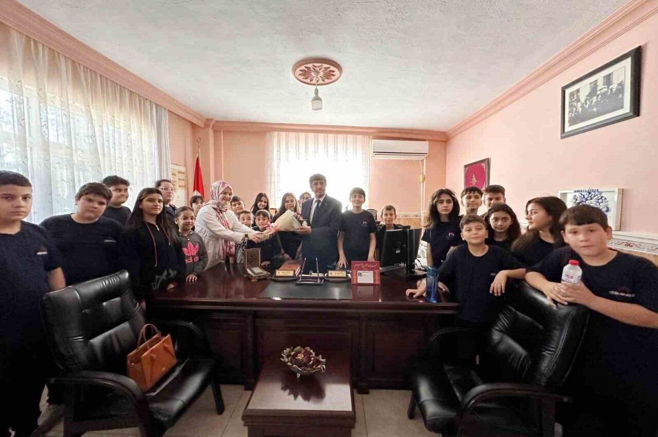 Anamur'da öğrenciler, Din Kültürü Öğretmeni Evrim Tuna ve Matematik Öğretmeni