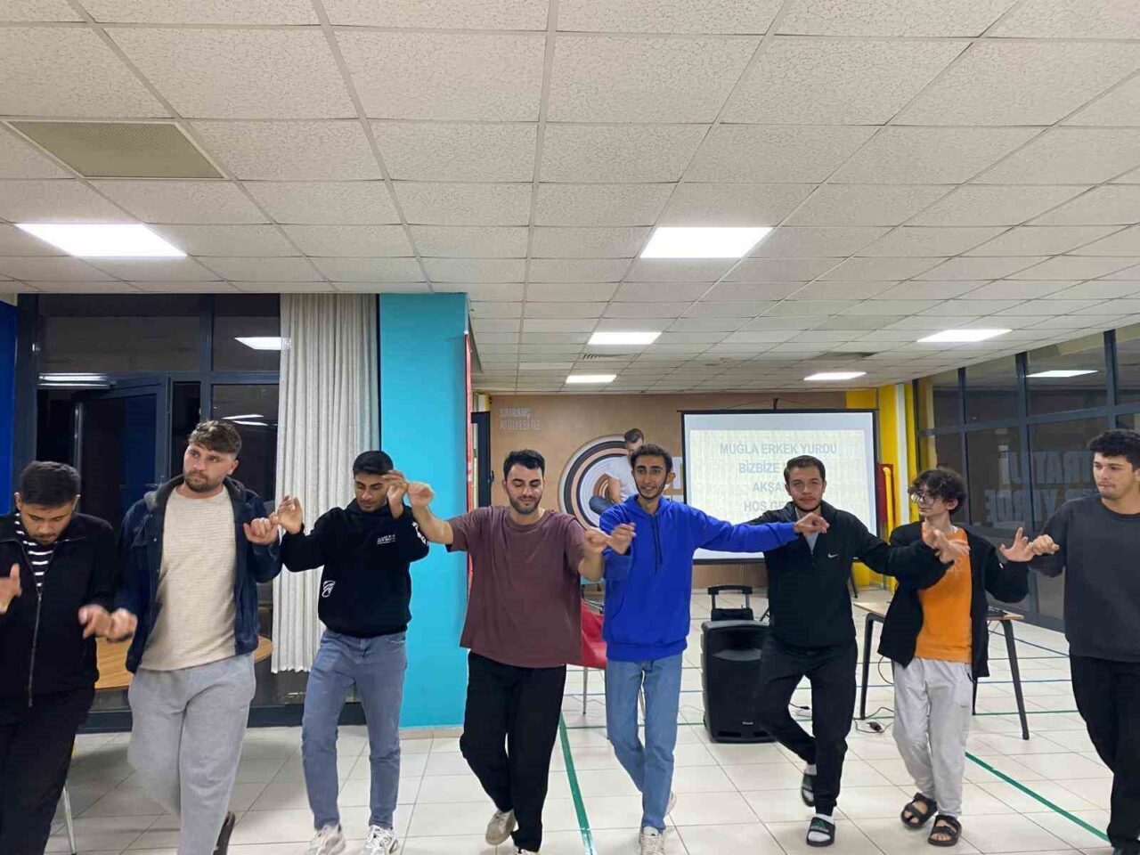 Muğla Erkek Öğrenci Yurdu'nda düzenlenen "Biz Bize Moral Gecesi" etkinliği,