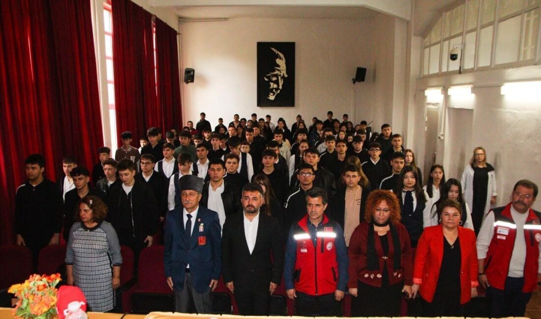 Muğla’da Gaziler, Liseli Öğrencilerle Vatan ve Kahramanlık Temalı Etkinlikte Buluştu Muğla'da düzenlenen "Vatan ve Kahramanlık Buluşmaları" programında gaziler, lise öğrencilerine