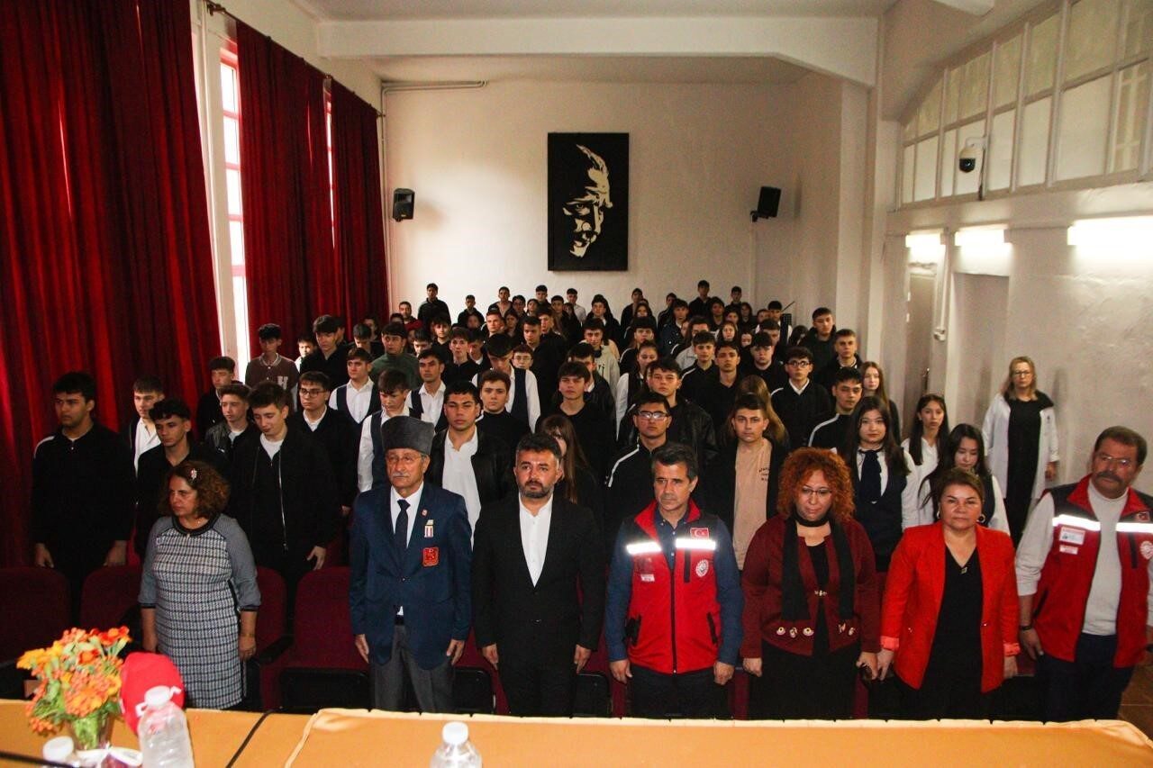 Muğla'da düzenlenen "Vatan ve Kahramanlık Buluşmaları" programında gaziler, lise öğrencilerine