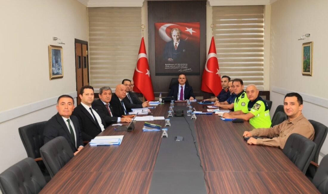 Muğla Valisi Dr. İdris Akbıyık, trafik güvenliği üzerine düzenlenen önemli toplantıya video konferansla katıldı Muğla Valisi Dr. İdris Akbıyık, İçişleri Bakanı Ali Yerlikaya ve