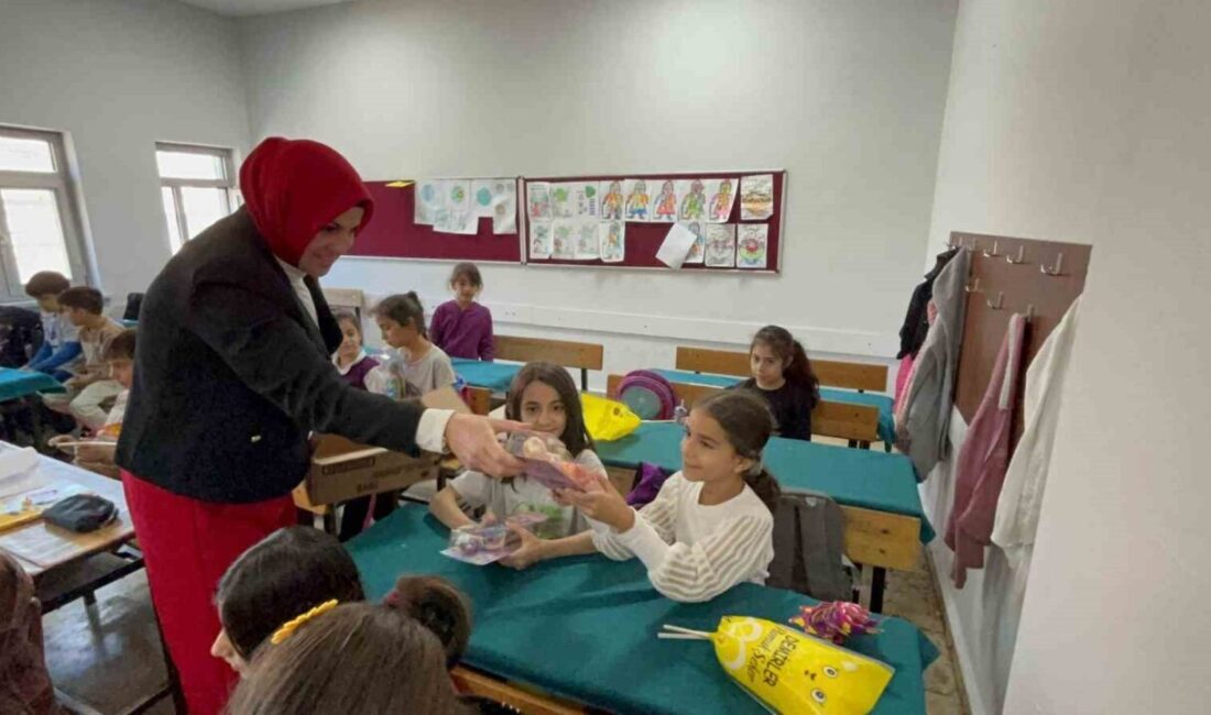 Diyarbakır'ın Muradiye Mahallesi muhtarı Dilek Demir, Dünya Kız Çocukları Günü’nde
