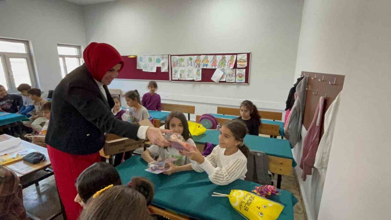 Diyarbakır'ın Muradiye Mahallesi muhtarı Dilek Demir, Dünya Kız Çocukları Günü’nde
