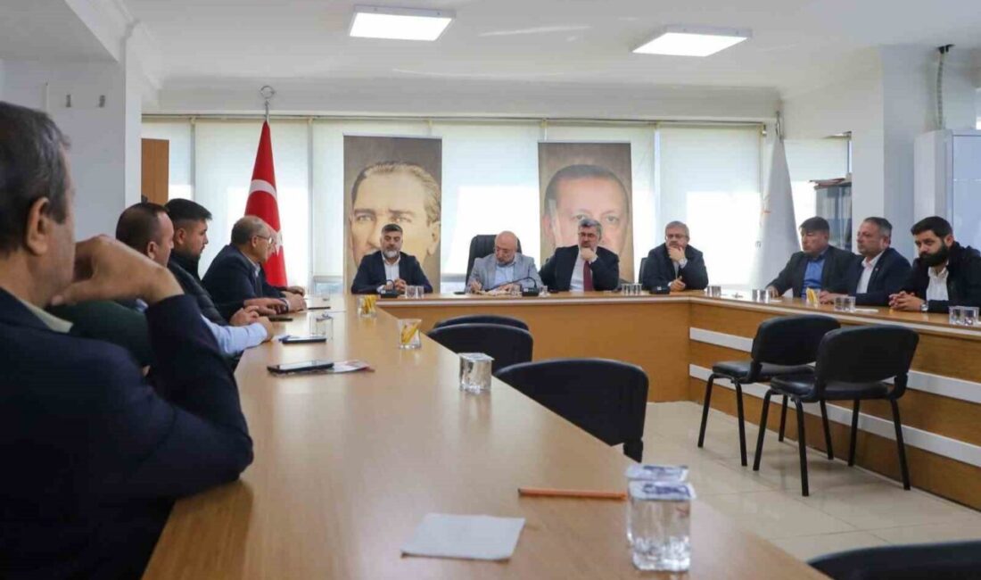 Afyonkarahisar Muhtarlar Derneği Başkanı Suat Uygur ve muhtarlar, AK Parti