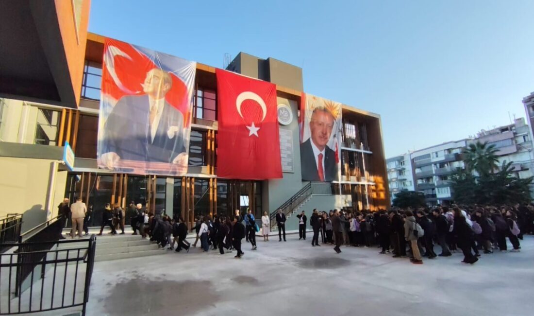 Manisa Şehzadeler ilçesinde Mustafa Ali Bayer'in yaptırdığı Münire Bayer Ortaokulu,