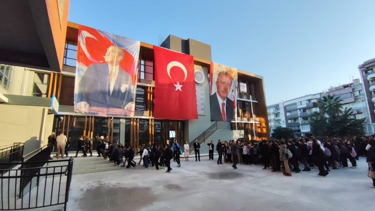 Manisa Şehzadeler ilçesinde Mustafa Ali Bayer'in yaptırdığı Münire Bayer Ortaokulu,