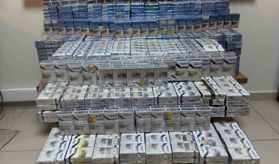 Muradiye’de Durdurulan Minibüste 3 Bin 750 Paket Kaçak Sigara Ele Geçirildi Van'ın Muradiye ilçesinde, polis ekipleri tarafından gerçekleştirilen bir operasyonda 3,750