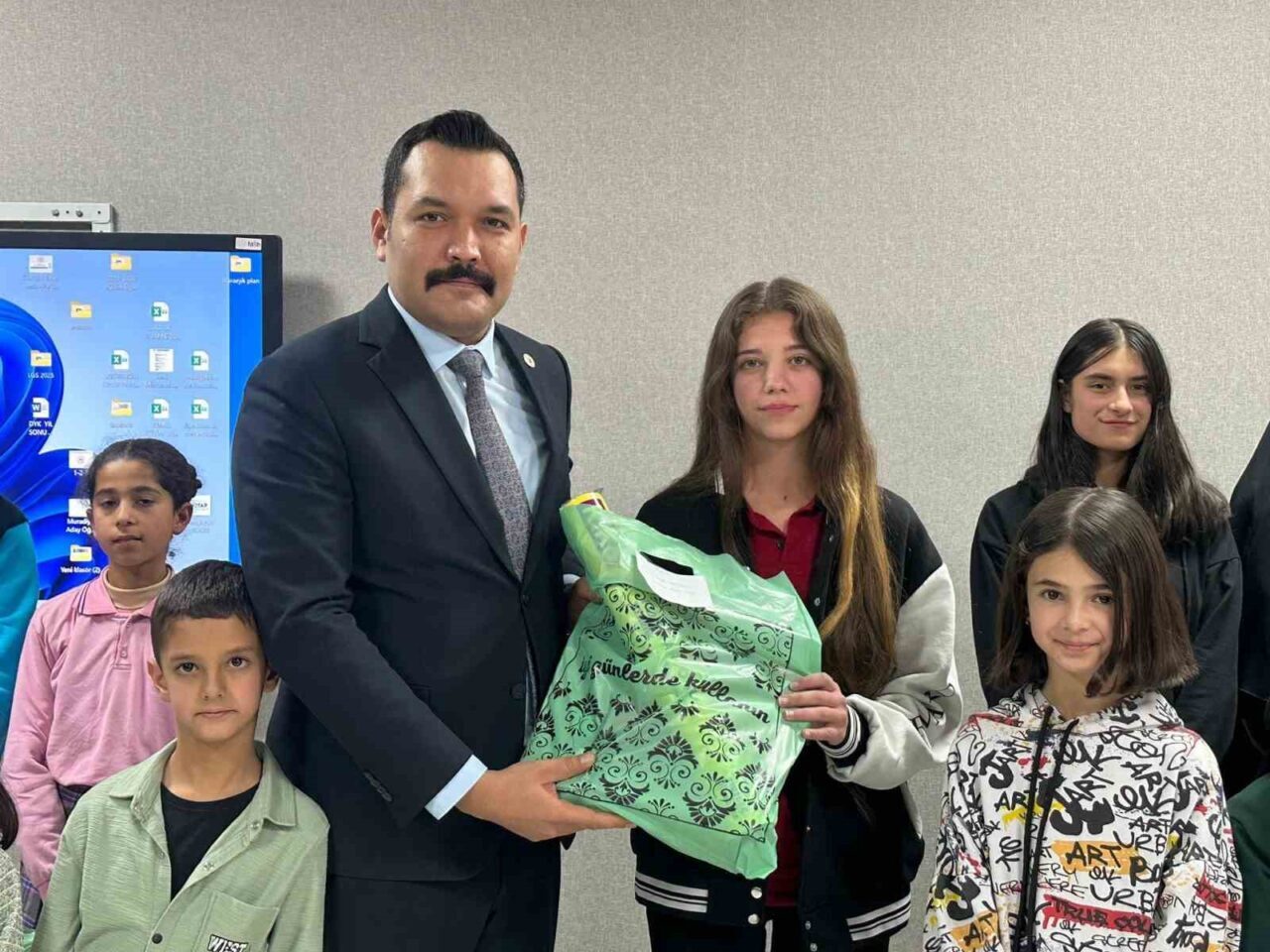 Van Valiliği'nin "Kitap Van" projesi çerçevesinde düzenlenen 1. Kitap Okuma