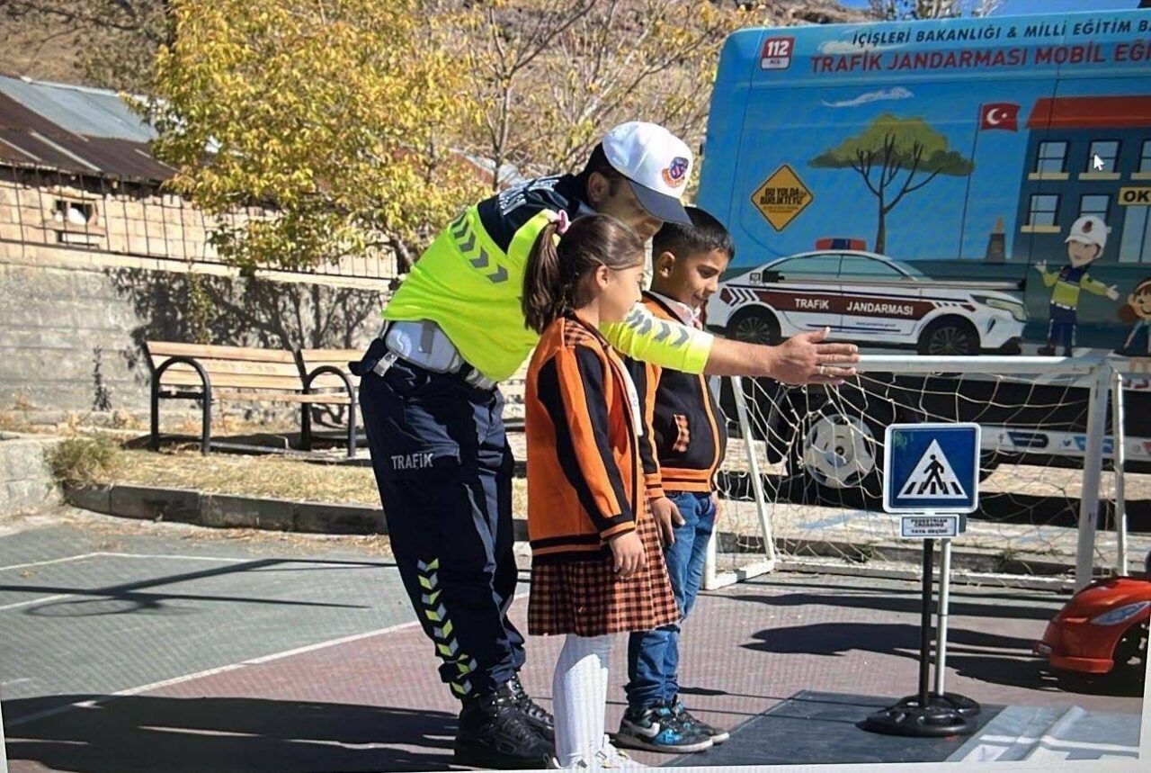 Muradiye'deki Mehmet Akif Ersoy İlk ve Ortaokulu'nda, Kaymakamlık ve Jandarma