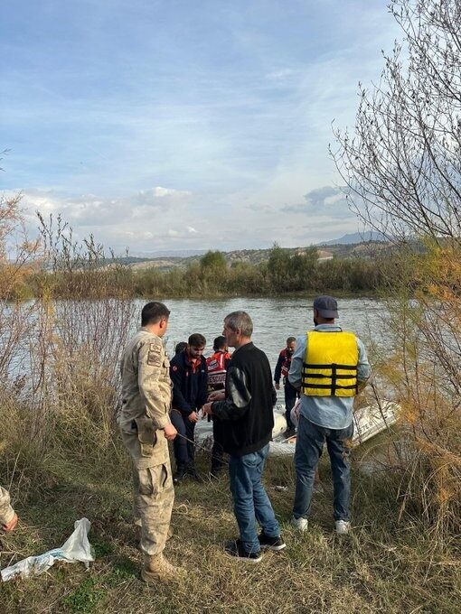 Bingöl’de Murat Nehri’nde mahsur kalan vatandaşlar, AFAD Arama ve Kurtarma