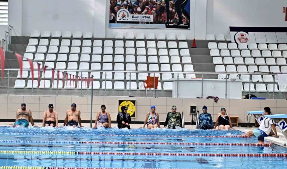 Antalya Muratpaşa Belediyesi, ‘Sonbahar Spor Okulları’ çerçevesinde ücretsiz yüzme dersleri