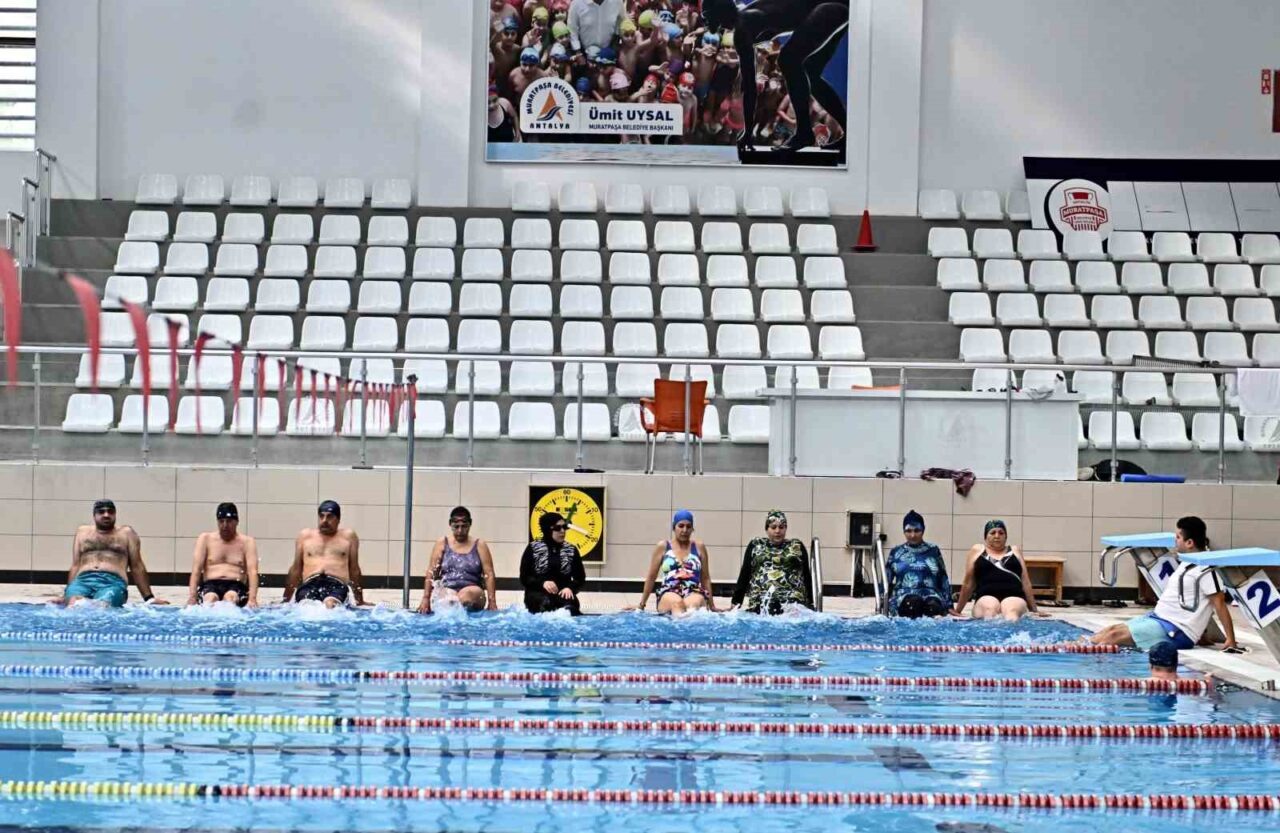 Antalya Muratpaşa Belediyesi, ‘Sonbahar Spor Okulları’ çerçevesinde ücretsiz yüzme dersleri