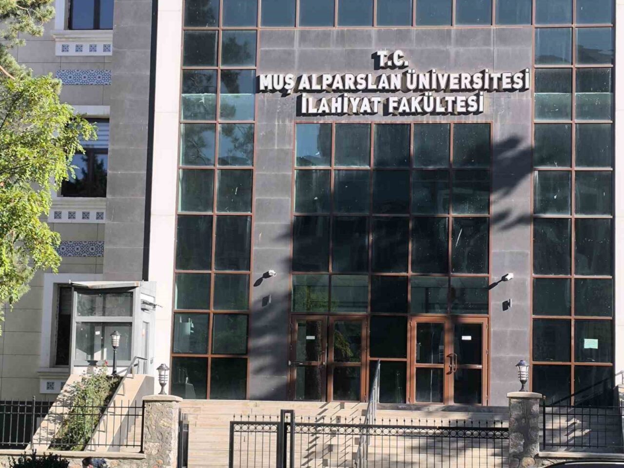 Muş Alparslan Üniversitesi'nde engelli asansörünün çalışmaması, fiziksel engelli bireyler için