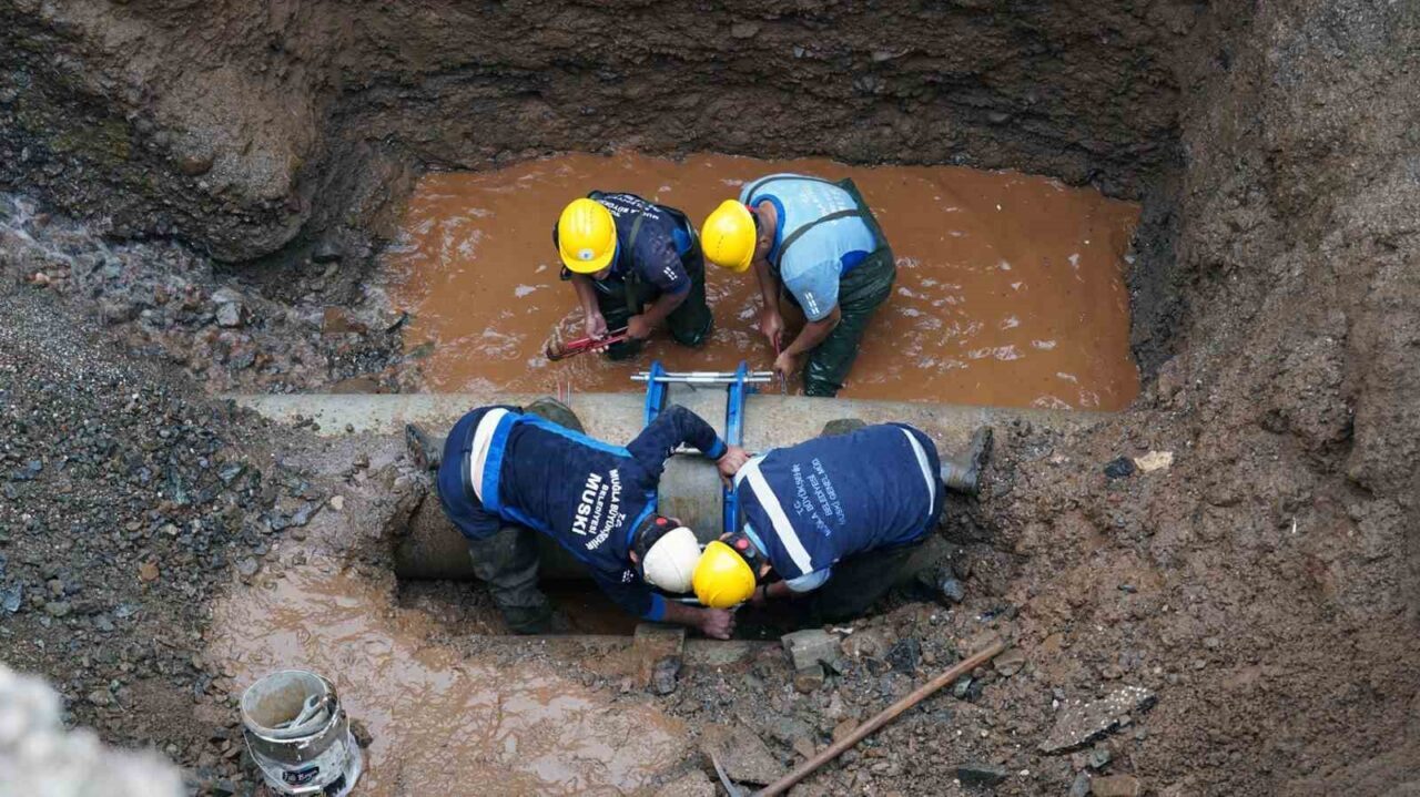 Muğla'nın Fethiye ilçesinde, MUSKİ ekipleri, Karaçulha Mahallesi'nde ana isale hattındaki