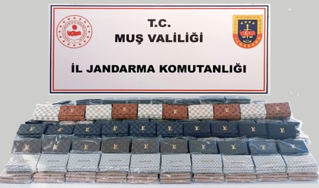 Muş’ta Jandarma, 1 Milyon 220 Bin Liralık Sahte Cüzdan Operasyonu Gerçekleştirdi Muş'ta jandarma, C.B. isimli kişinin Bitlis'ten getirdiği sahte marka cüzdanları