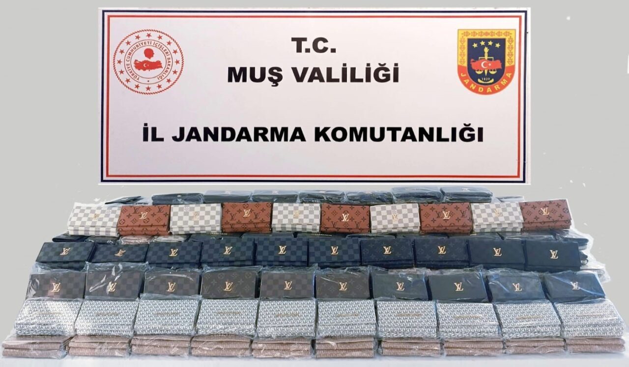 Muş'ta jandarma, C.B. isimli kişinin Bitlis'ten getirdiği sahte marka cüzdanları