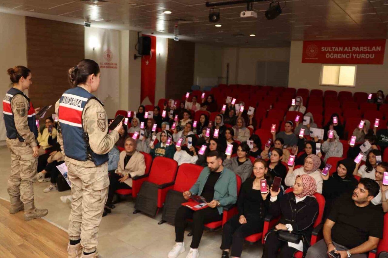 Muş'ta jandarma, Sultan Alparslan Kız Öğrenci Yurdu'nda 160 üniversite öğrencisine