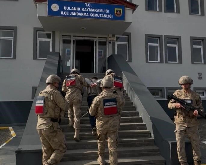 Muş'ta 20 yıl 6 ay 10 gün hapis cezası bulunan