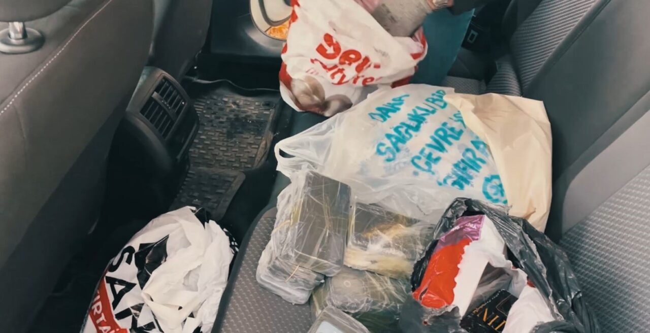 Muş'ta düzenlenen operasyonda, polisin gerçekleştirdiği aramada 218 gümrük kaçağı cep