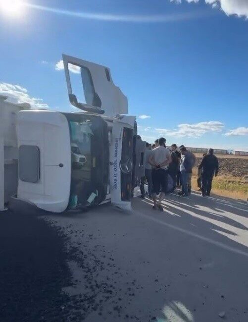 Muş’ta Kamyonun Devrilmesi Sonucu Sürücü Yaralandı Muş'ta, asfalt taşıyan bir kamyon direksiyon hakimiyetinin kaybedilmesi sonucu devrildi.