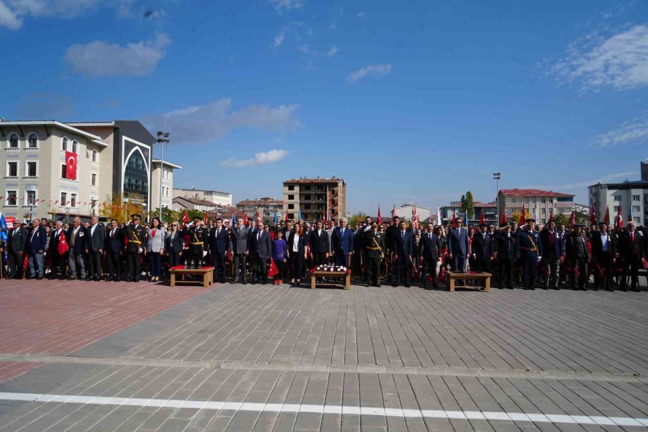Muş’ta 29 Ekim Cumhuriyet Bayramı, Vali Avni Çakır’ın tebrikleri kabul