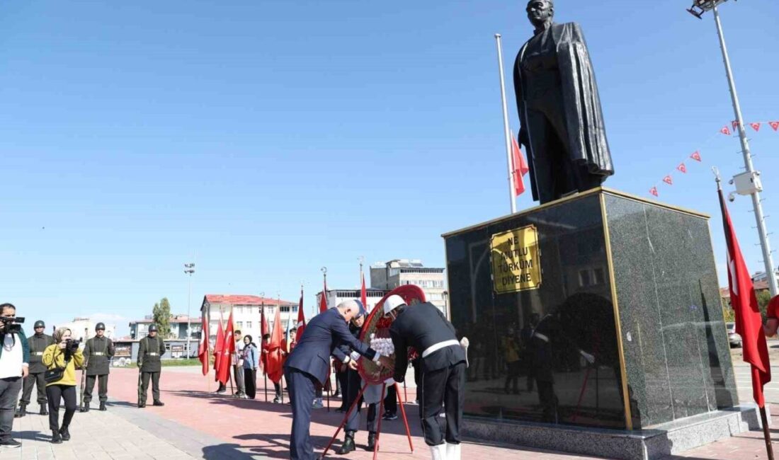 Muş’ta Cumhuriyet Bayramı’nın 102. Yıldönümü İçin Çelenk Sunma Töreni Düzenlendi Muş'ta 29 Ekim Cumhuriyet Bayramı'nın 102. yılı kutlamaları için Kent