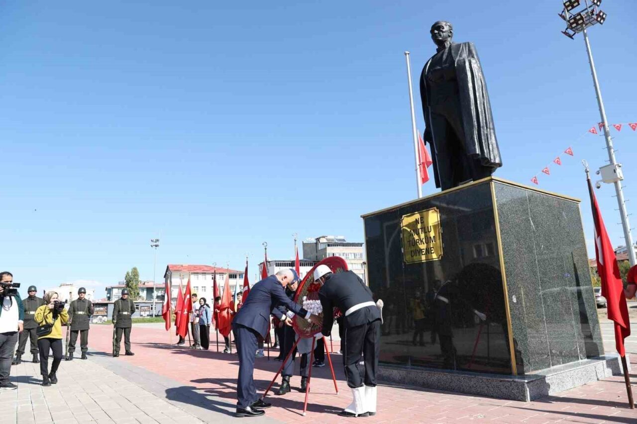 Muş'ta 29 Ekim Cumhuriyet Bayramı'nın 102. yılı kutlamaları için Kent