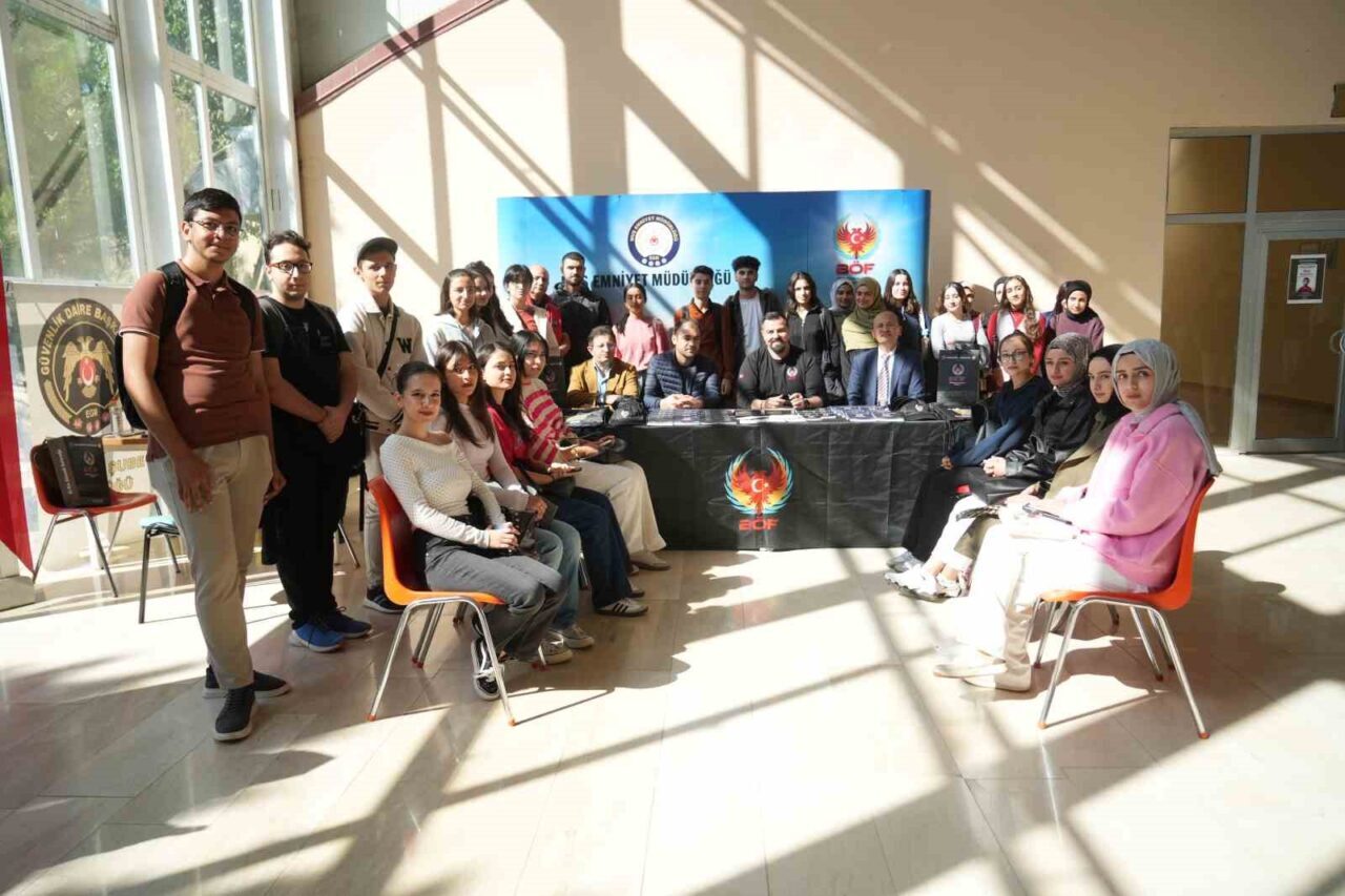 Muş Emniyet Müdürlüğü, "El Ele Güvenli Geleceğe" projesi ile üniversite