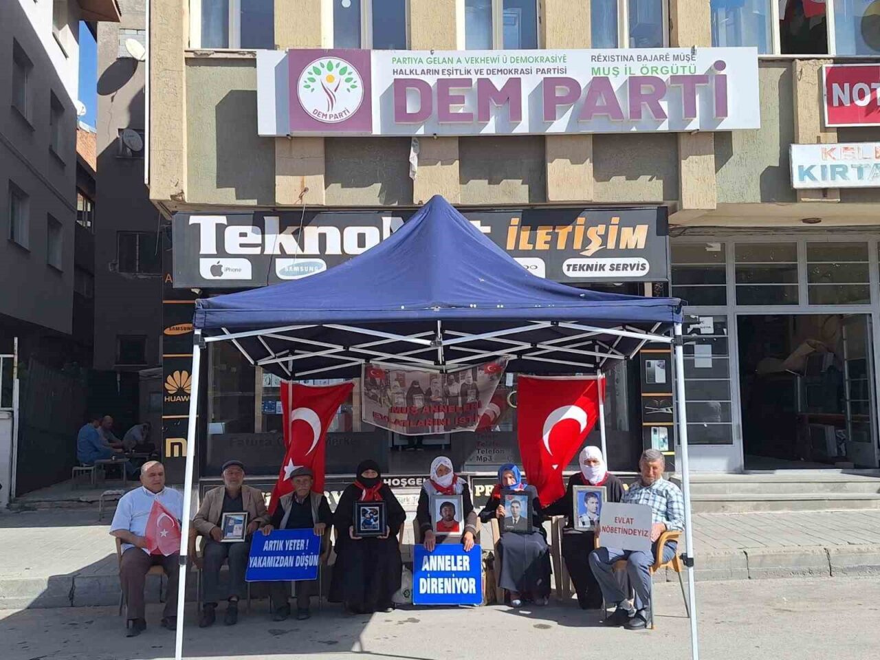 Muş’ta PKK tarafından kaçırılan çocukları için aileler, 216 haftadır DEM