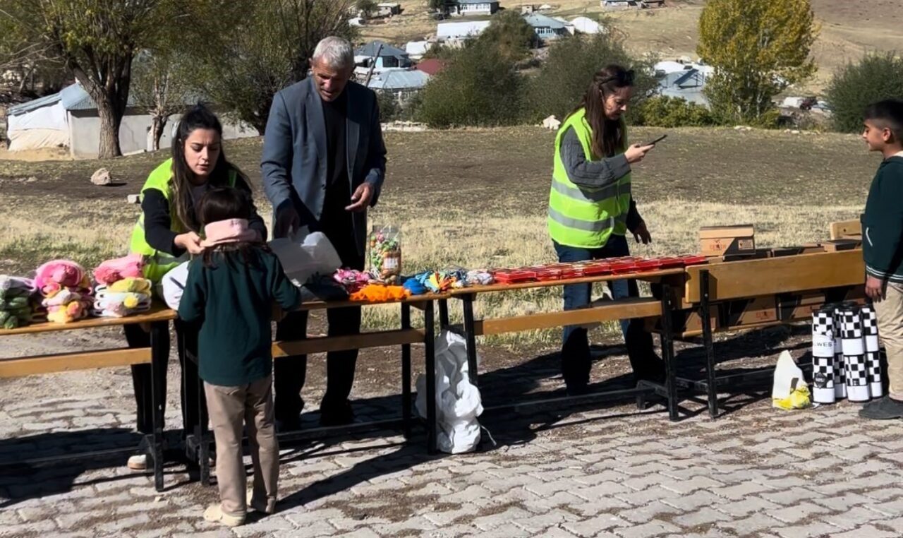 İzmir merkezli "Dünyayı Güzellik Kurtaracak Derneği", Muş'un Gündoğan köyünde çocuklara