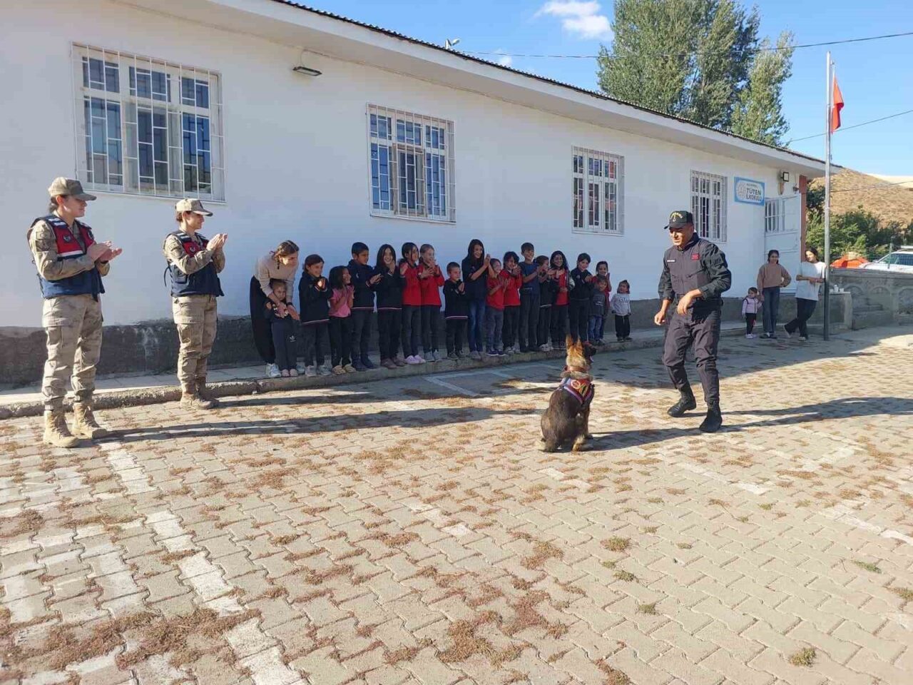 Muş İl Jandarma Komutanlığı, Tüten İlkokulu'nda öğrencilerle bir etkinlik gerçekleştirerek