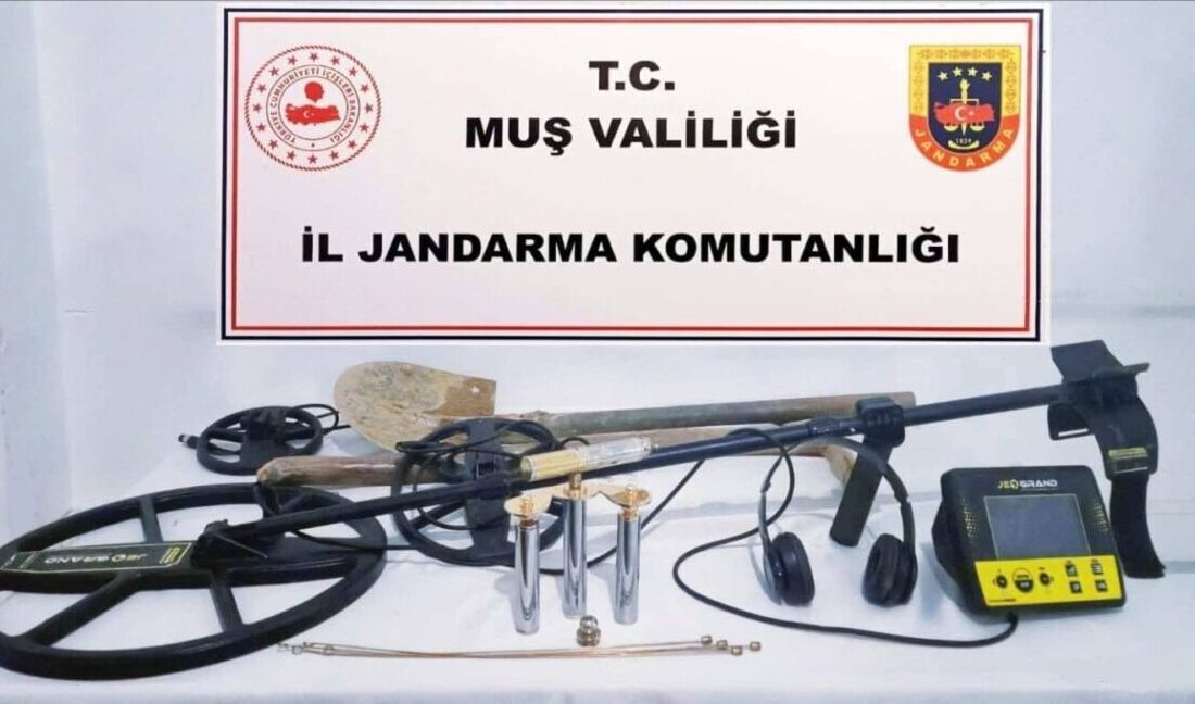 Muş’ta İzinsiz Kazı Yapan 7 Kişi Tarihi Eser Ararken Suçüstü Yakalandı Muş'ta jandarma, izinsiz kazı yapan N.Ö. ve 6 kişiyi suçüstü