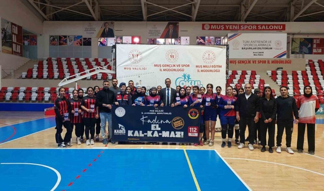 Muş’ta Voleybol Maçında “Kadına El Kalkamaz” Kampanyasıyla Bilinçlendirme Faaliyetleri Gerçekleştirildi Muş’ta düzenlenen liseler arası voleybol maçında, kadına yönelik şiddete dikkat