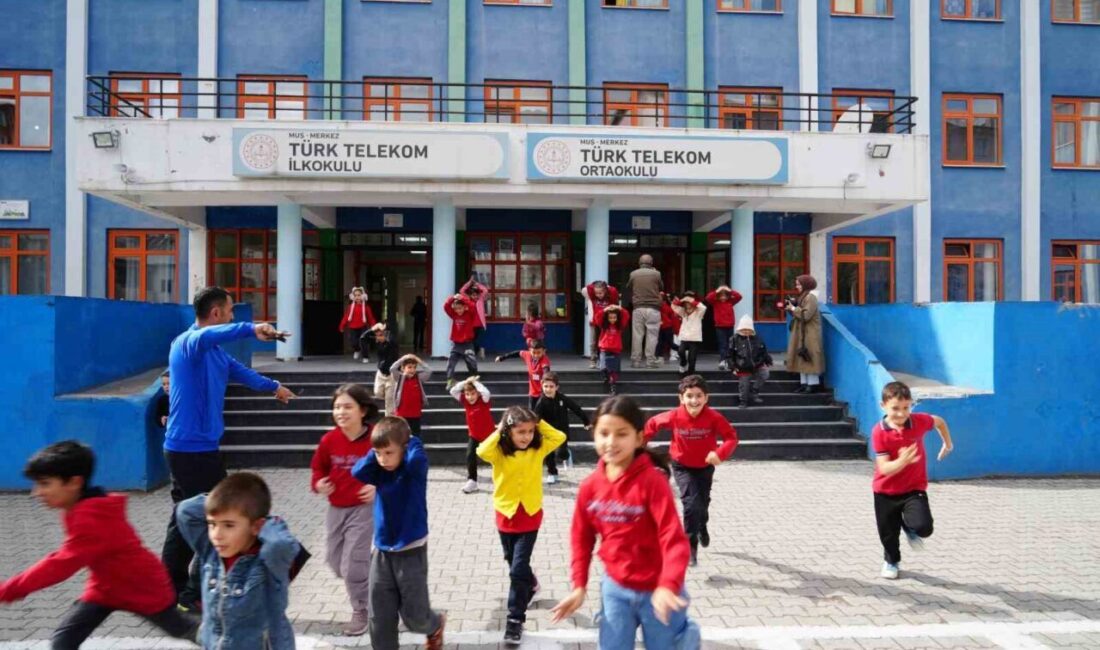 Muş’ta Okullarda Eş Zamanlı Afet Tatbikatı Gerçekleştirildi Muş'ta Milli Eğitim Bakanlığı, "Afetler ve Dayanıklılık Ayı" kapsamında Türk