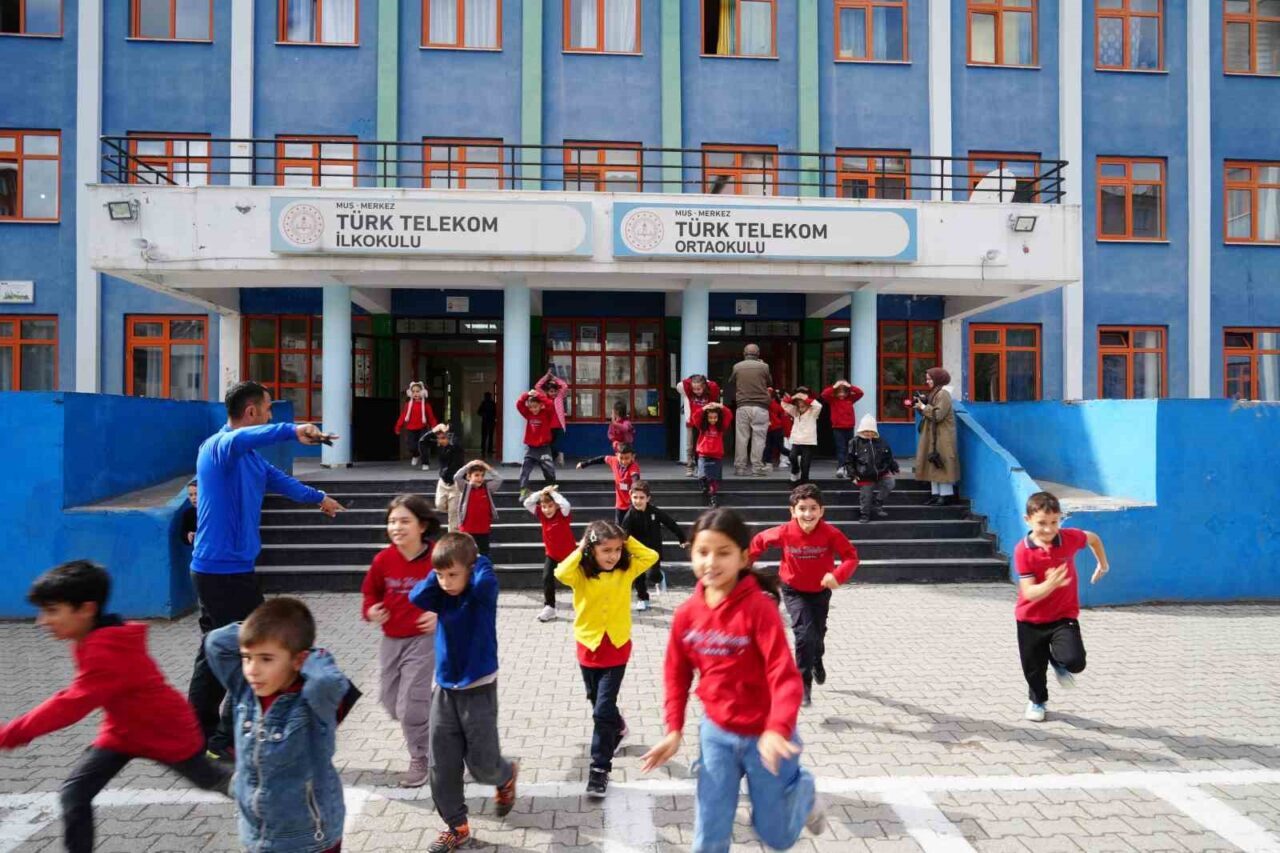 Muş'ta Milli Eğitim Bakanlığı, "Afetler ve Dayanıklılık Ayı" kapsamında Türk