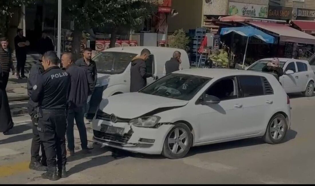 Muş’ta İki Araç Çarpıştı: 2 Yaralı, Olayla İlgili Soruşturma Başlatıldı Muş'ta İstasyon Caddesi'nde meydana gelen trafik kazasında iki otomobil çarpıştı.