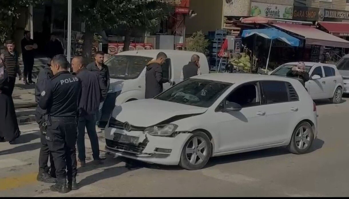 Muş'ta İstasyon Caddesi'nde meydana gelen trafik kazasında iki otomobil çarpıştı.
