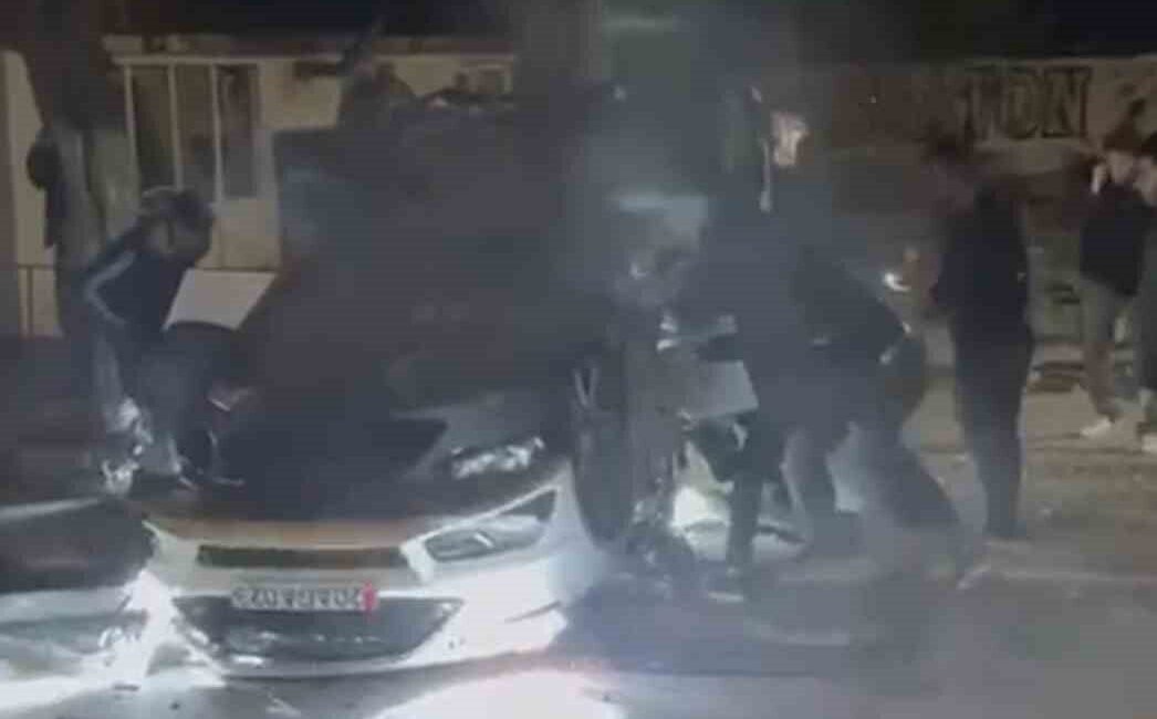 Muş’ta İki Araç Çarpıştı: 2 Kişi Yaralı Muş'ta İstasyon Caddesi'nde iki aracın dikkatsizlik sonucu çarpışmasıyla 2 kişi