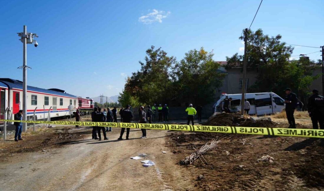 Muş'ta sabah saatlerinde yolcu treninin öğrenci servis aracına çarpması sonucu