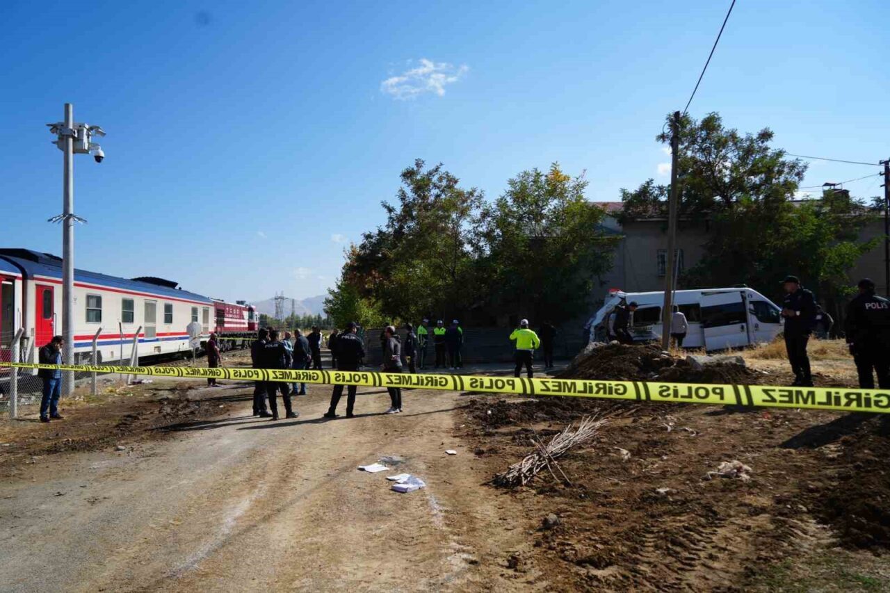 Muş'ta sabah saatlerinde yolcu treninin öğrenci servis aracına çarpması sonucu