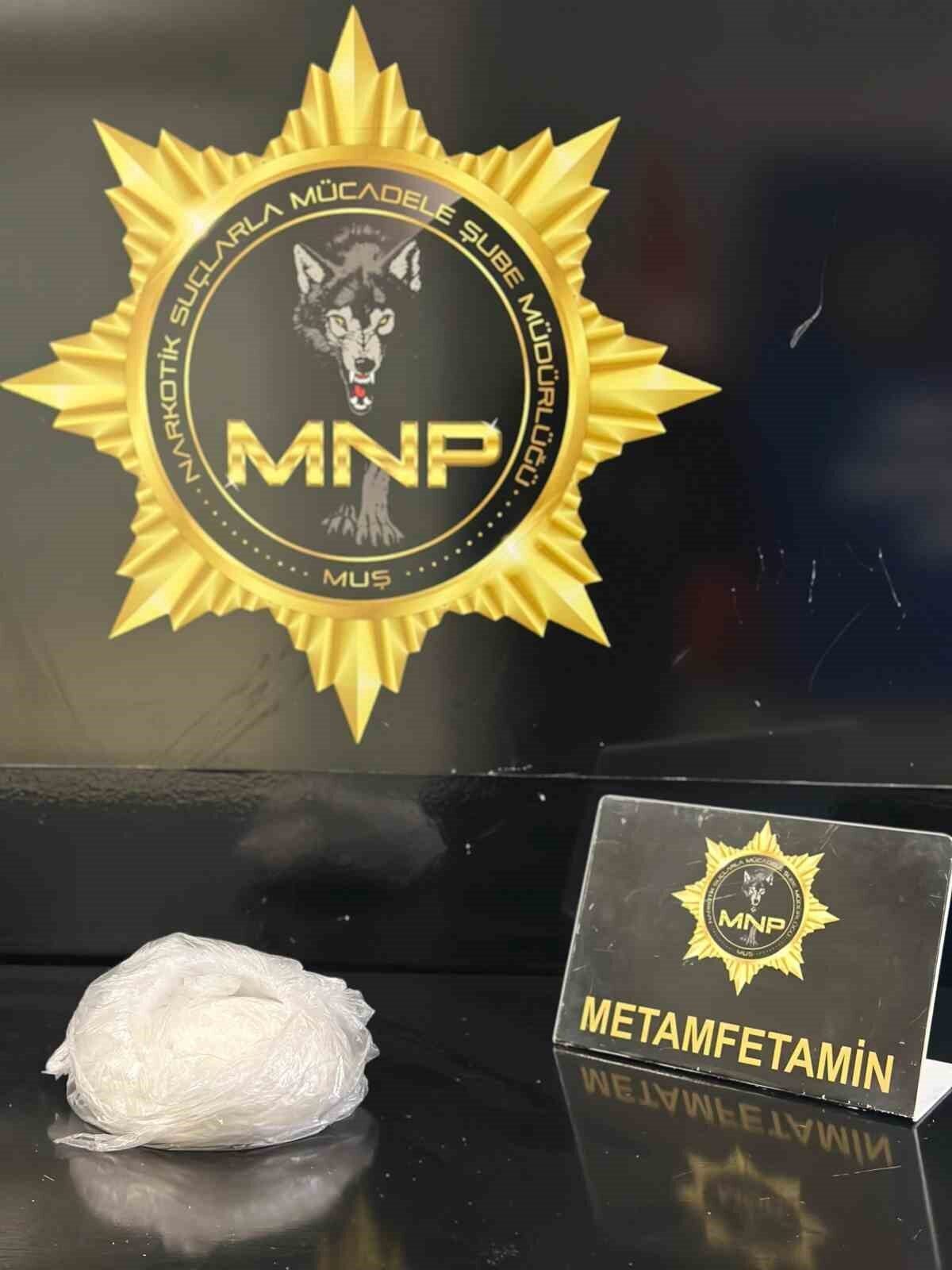 Muş’ta, polis tarafından durdurulan bir aracın içinde 983 gram metamfetamin