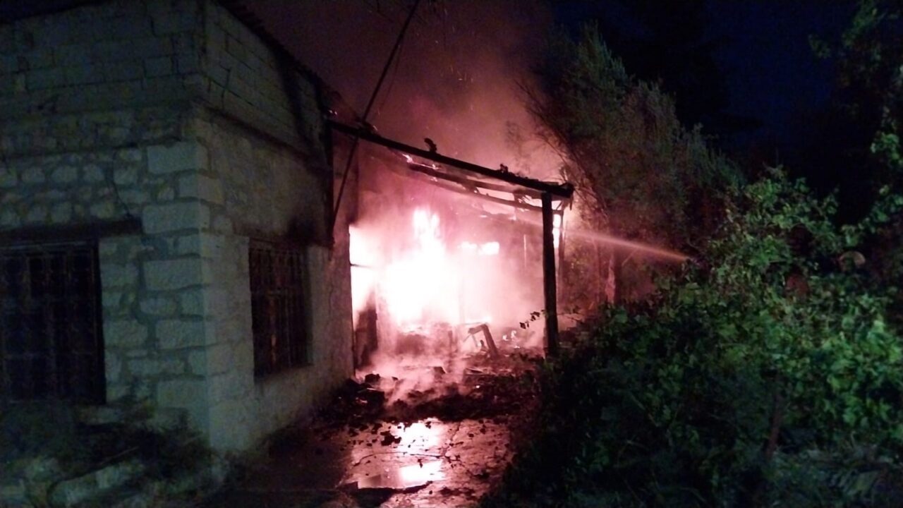 Mersin'in Mut ilçesinde Pınarbaşı Mahallesi'nde bir evde çıkan yangın, itfaiye